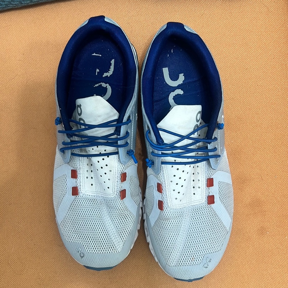 Womens On cloud tennis shoes sz 7.5